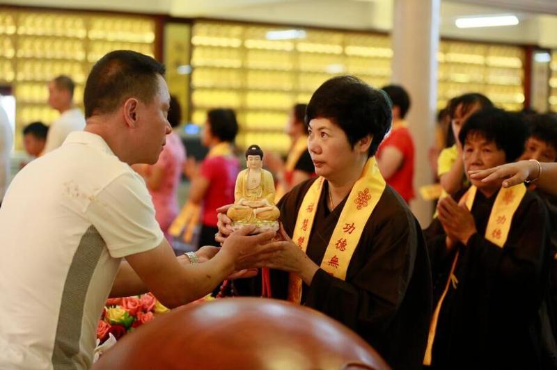 功德主恭请佛像